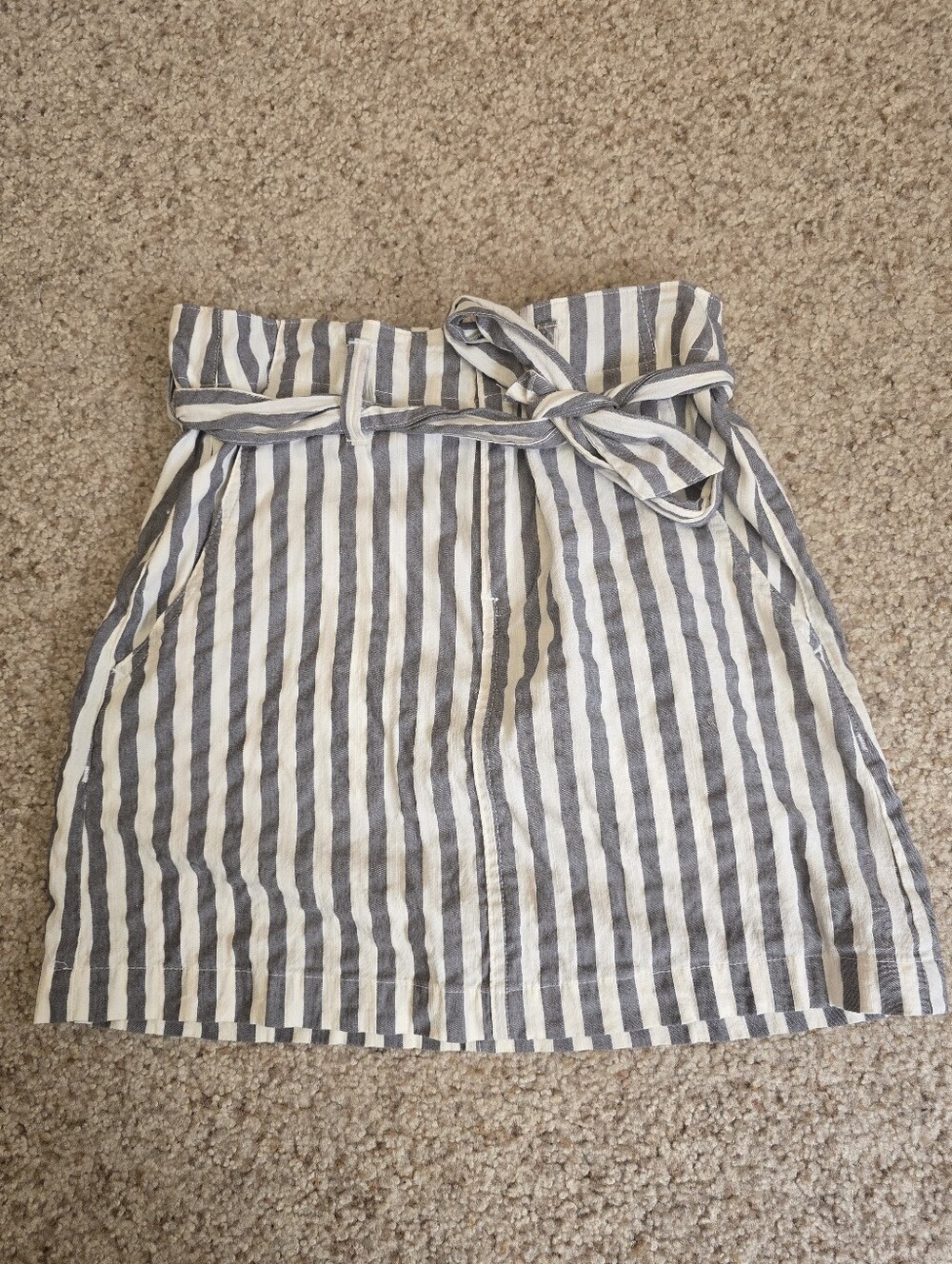 Indigo Rein Striped Paperbag Waist Mini Skirt - Gray & White, size 1